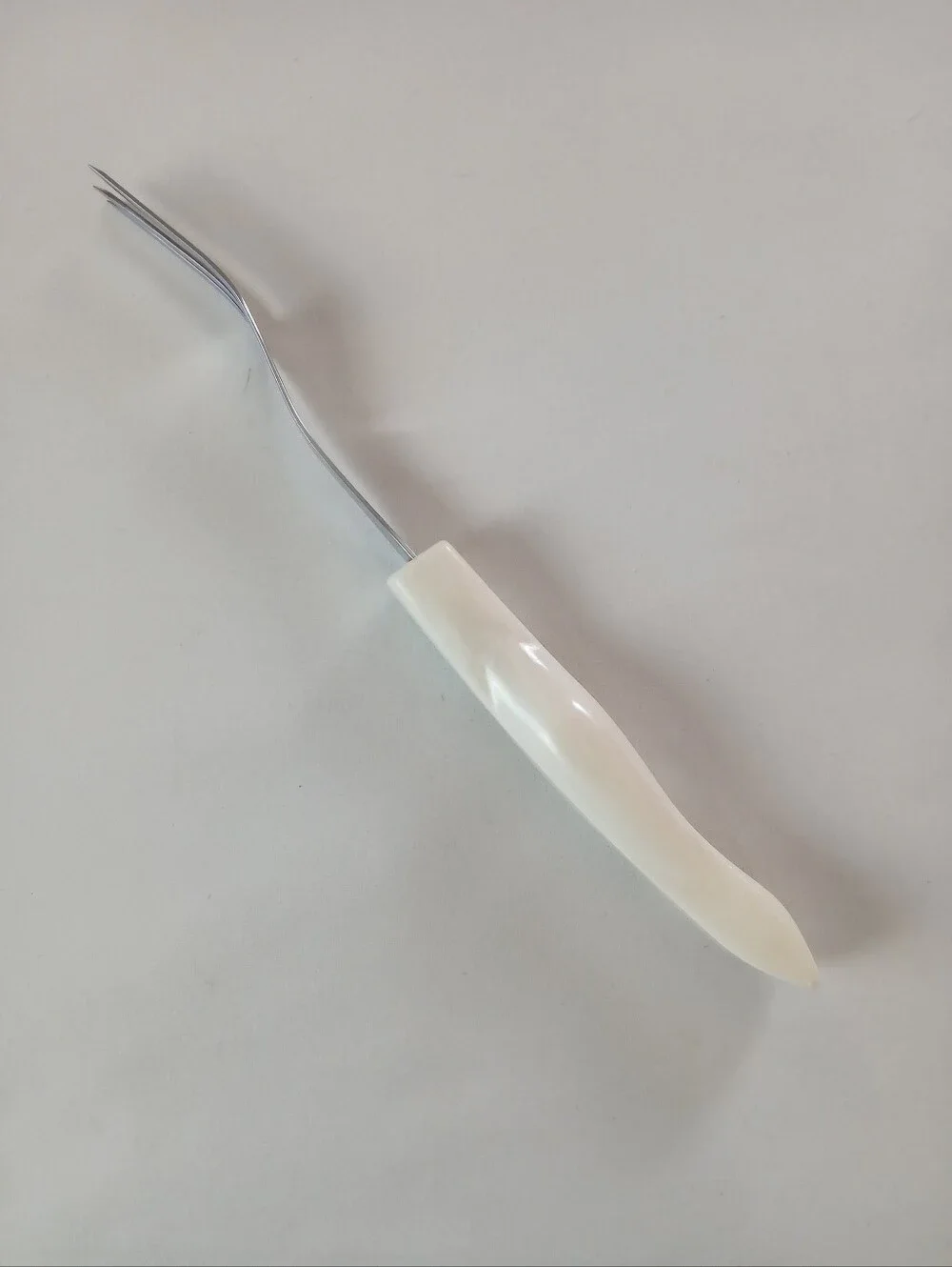 Cutco 1726 KG 3-Pronged Turning Fork With White Pearl Colored Handle